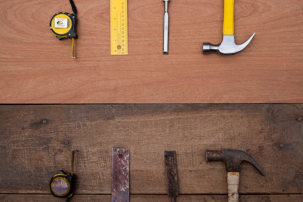 Hamerbeitel Meetlint Liniaal Verzameling van oud en nieuw handgereedschap voor houtbewerking op een ruwe houten werkbank