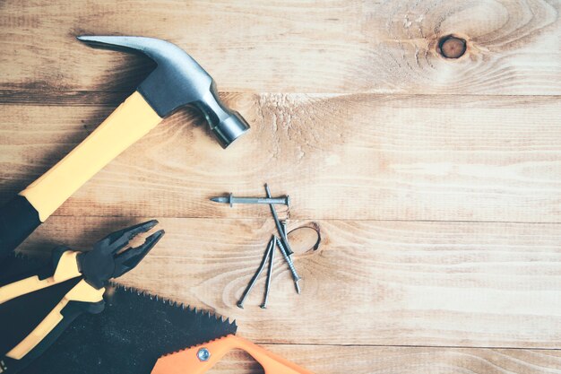 Photo hammer and nail on old wooden table