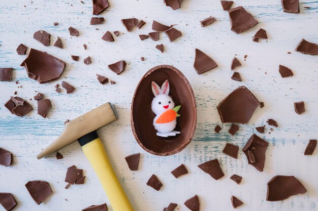 Foto martello vicino al coniglietto delle uova di cioccolato