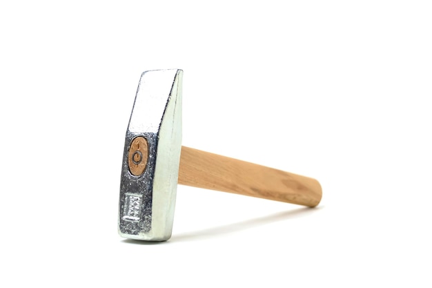 Фото Молоток с деревянной ручкой на белом фонекрупным планомизолированные