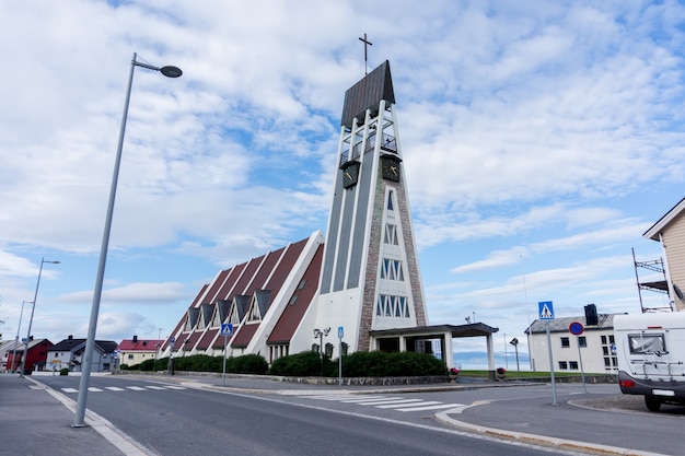 La chiesa di hammerfest è la principale chiesa parrocchiale della municipalità di hammerfest nella contea di finnmark, norvegia