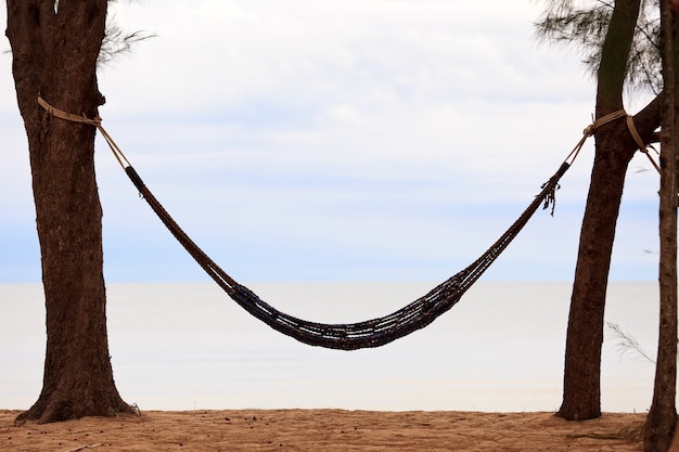 Photo hammock on beach and sky in background