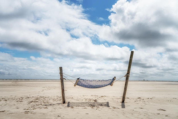 Photo a hammock in the middle of a wide beach on the island of amrum