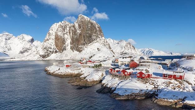 Hamnoy op een zonnige winterdag. Moskenes, Lofoten-eilanden. Noorwegen