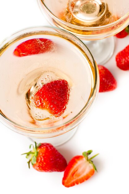 Photo hampagne with strawberries on a white background