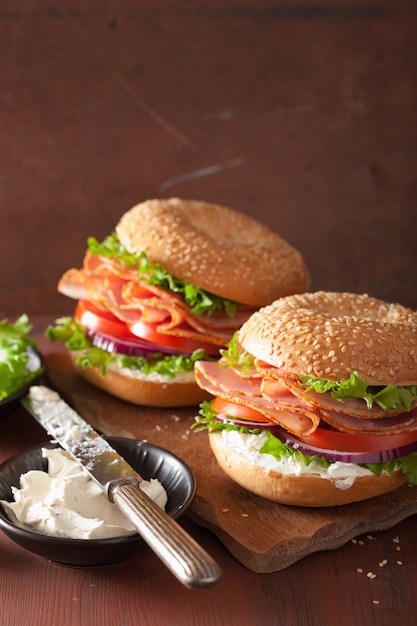 Hamsandwich op bagel met roomkaas tomatenui