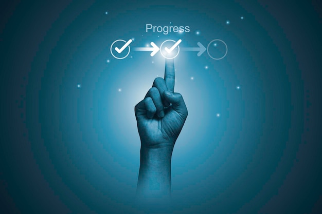 Hand aanraken om de juiste markering in de checklist aan te vinken met progressieve laadstatus om de werktaak vooruitstrevend te herinneren voor projectontwikkelingsbeheer en trackingconcept