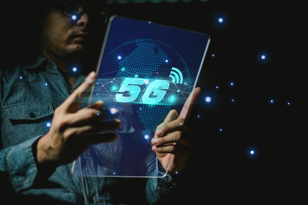 Foto hand aanraken van virtueel 5g-signaal iot is geavanceerde technologie waarmee elk apparaat verbinding kan maken