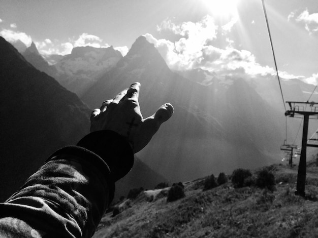 Photo hand against mountain