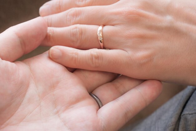 手とカップルの結婚指輪
