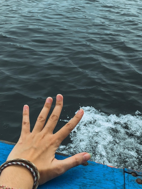 写真 手と海