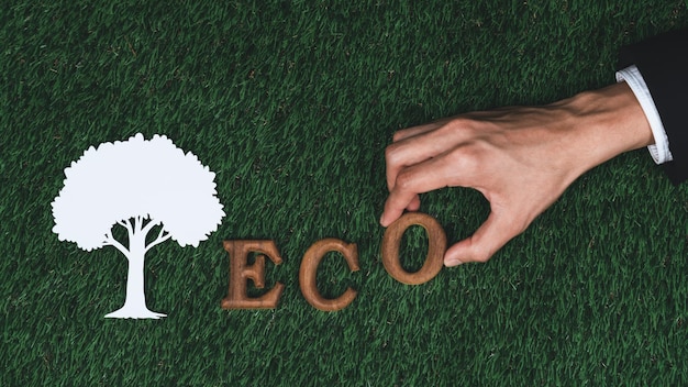 木製のアルファベットを手で並べて ECO 発キャンペーン Gyre