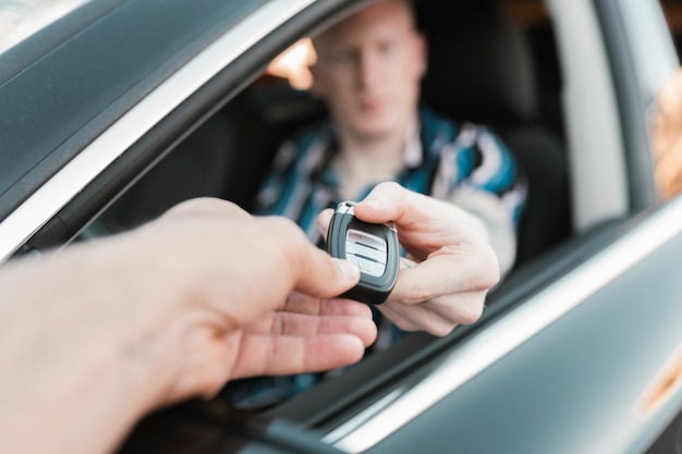 Hand autosleutels overhandigen aan bestuurder, auto kopen concept car