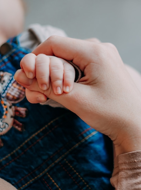 Hand baby in the hand of mother close-up