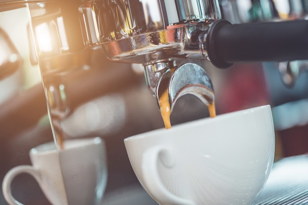 Mano del barista che tiene il caffè manomettere e preparare il caffè