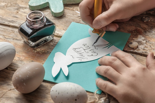 Foto hand belettering happy easter teken.