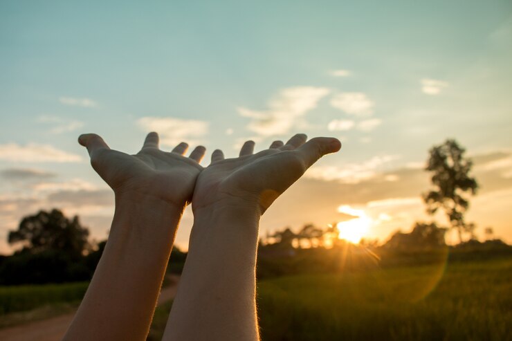 Hand bidt voor het zonnige weer