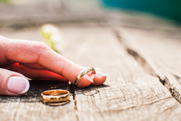 Hand of the bride's finger RING