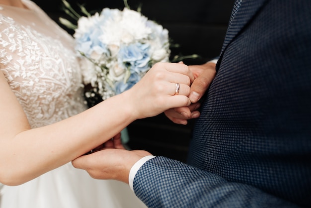 Foto primo piano della mano della sposa con un anello