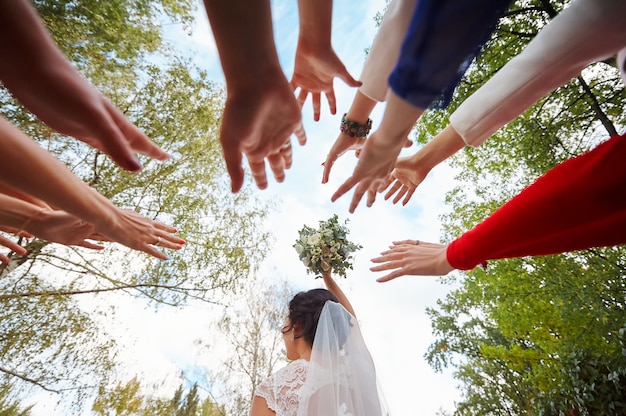 Hand bruidsmeisjes getekend op het bruiloft boeket.