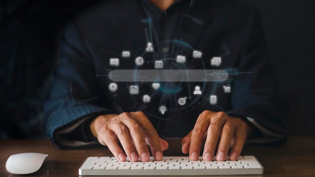 Клавиатура типа руки делового человека для поисковой оптимизации Поиск браузера Интернет-данные Информационная сеть Концепция Бизнесмен использует компьютер для поиска данных в сети