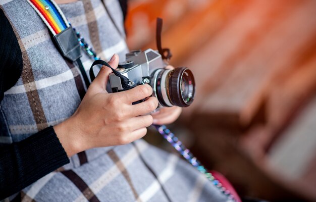 Mano e macchina fotografica di un fotografo di viaggio