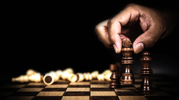 Foto scegli a mano i concetti di scacchi di sfida e leadership