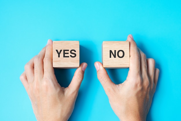 Фото Рука выбирает блок «да» или «нет». ответ, вопрос и концепция решения