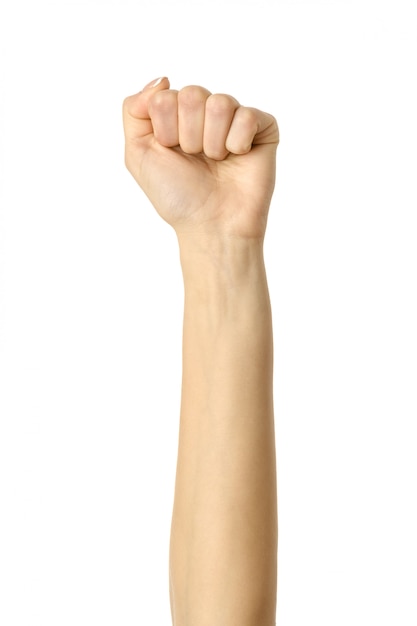 Foto stretto a mano in un pugno. gesturing della mano della donna isolato su bianco