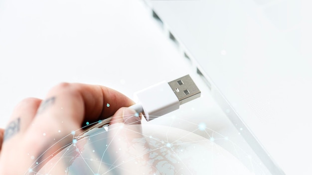 사진 usb 케이블을 노트북에 연결하는 손