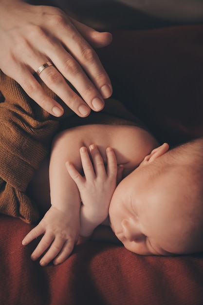 Mano che copre il bambino appena nato