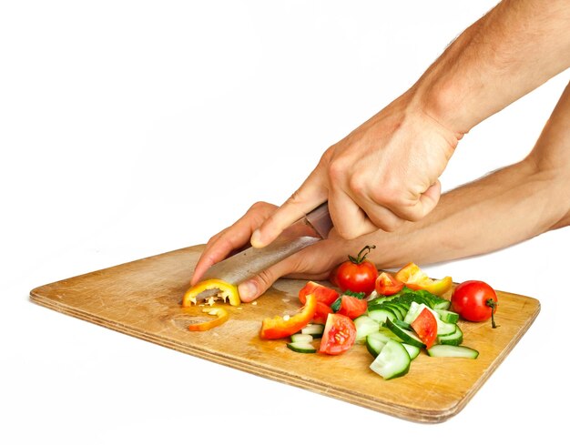 Foto verdure tagliate a mano per l'insalata isolate su sfondo bianco
