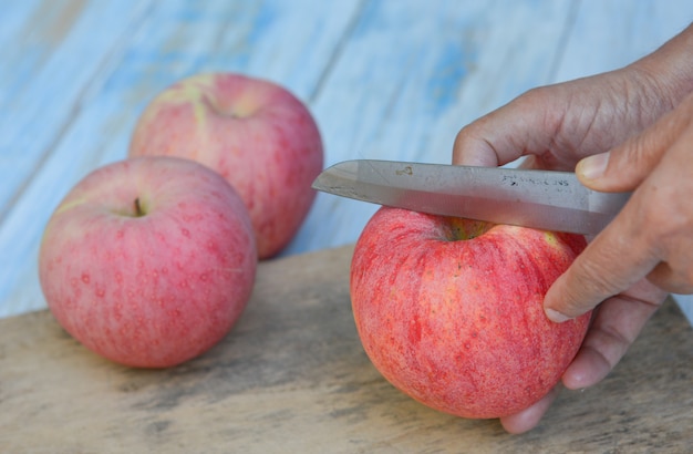 hand on cutting the apple