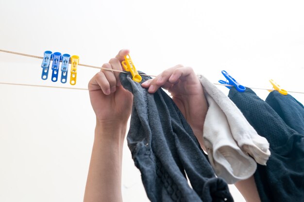 Hand de sokken met wasknijpers ophangen na het wassen