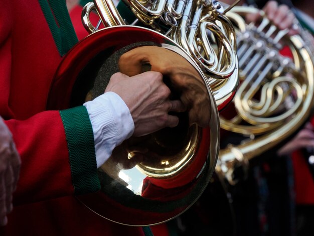 Foto dettaglio della mano che suona lo strumento tradizionale della banda da vicino