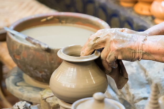 Hand die aardewerk op wiel maken, Thaise met de hand gemaakte aardewerkstijl