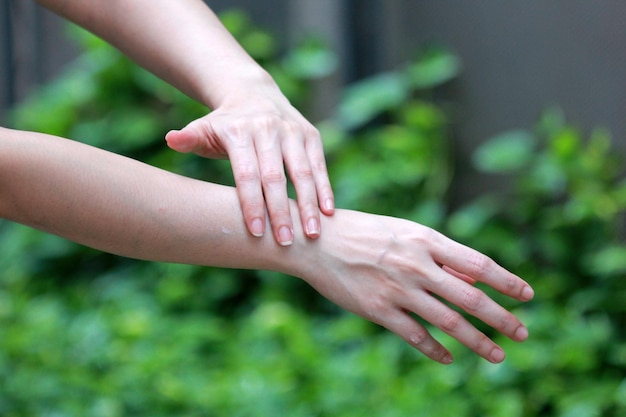 Foto hand die bodylotion op de huid aanbrengt