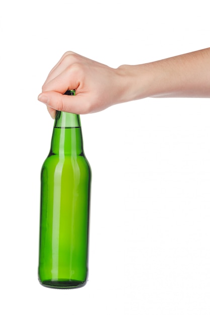 Hand die een bierfles zonder etiket houdt dat op wit wordt geïsoleerd