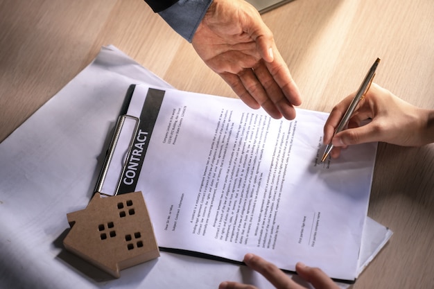 Hand die een contract voor een huis ondertekent