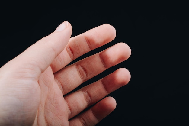 Hand die een gebaar maakt op een zwarte rokerige achtergrond