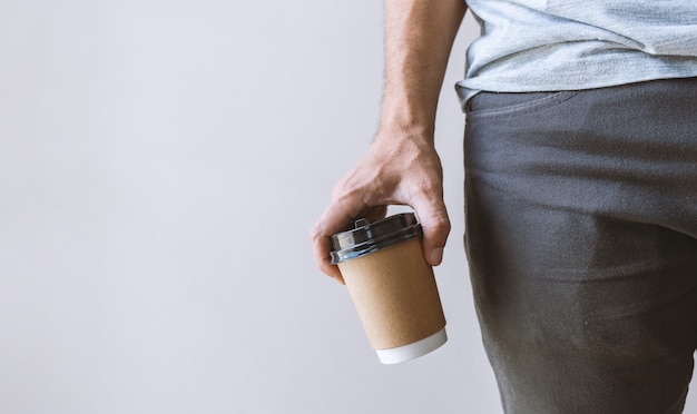 Hand die een hete koffiekop houdt