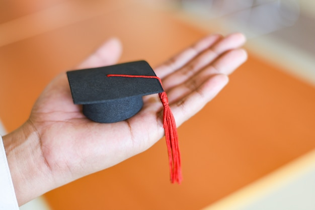 Hand die een miniatuurgraduatie GLB houdt