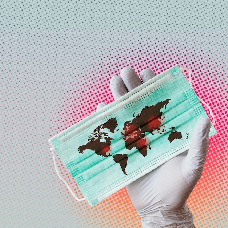 Foto hand die handschoen draagt die verontreinigde wereldkaart op chirurgisch masker houdt