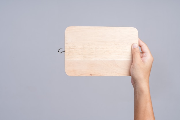 Hand die houten scherpe raad voor keuken houdt