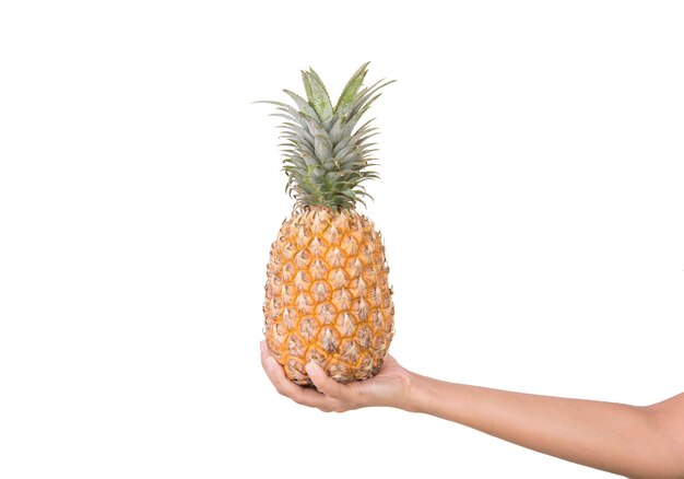 Hand die Rijpe ananas op witte achtergrond houdt