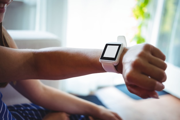 Hand die slim horloge draagt