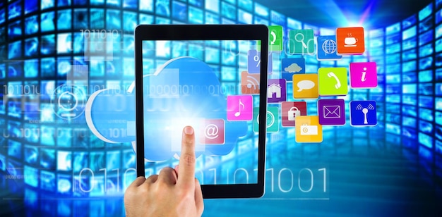 Foto hand die tabletpc gebruikt tegen samengesteld beeld van wolk met apps