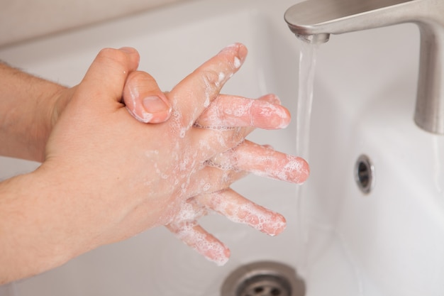 Disinfezione delle mani durante una pandemia di coronavirus. procedure igieniche salvavita