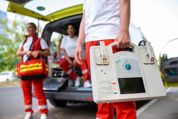 除細動器を持った医師の手救急医療サービスのチームが交通事故に対応しています