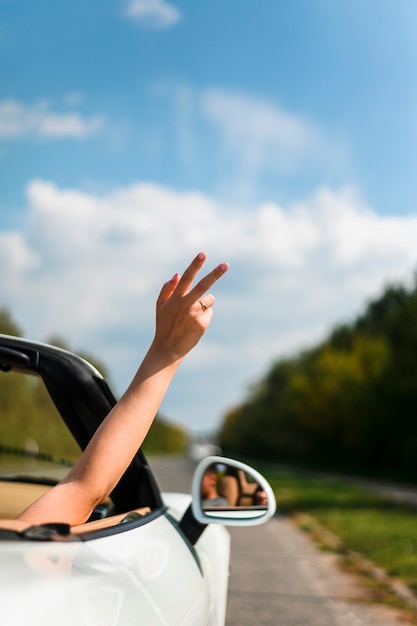 Mano che fa il primo piano del segno di pace